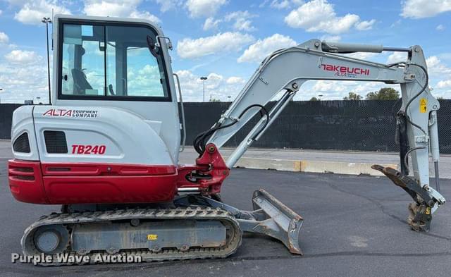 Image of Takeuchi TB240 equipment image 3