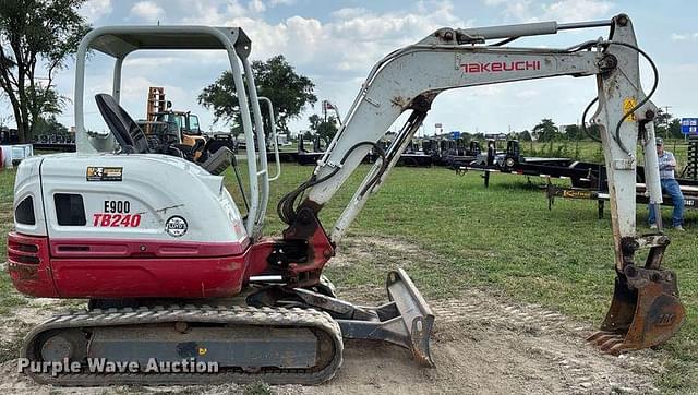 Image of Takeuchi TB240 equipment image 3