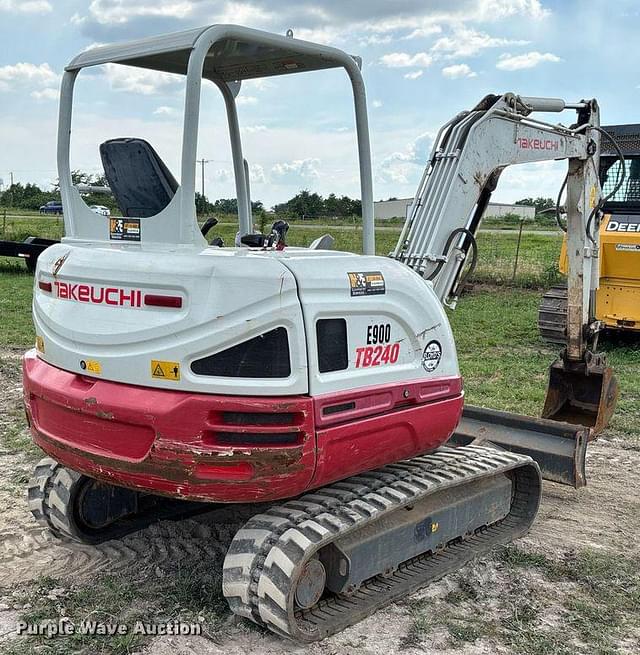 Image of Takeuchi TB240 equipment image 4