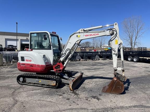 Image of Takeuchi TB240 equipment image 3