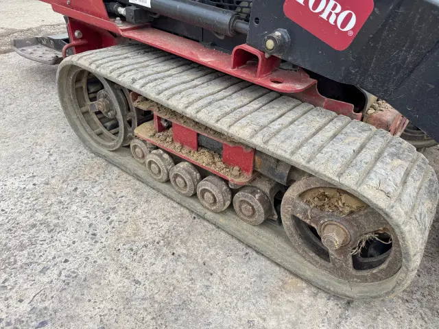 Image of Toro Dingo TX427 equipment image 4