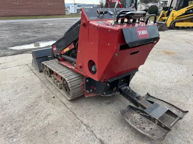 Image of Toro Dingo TX427 equipment image 1