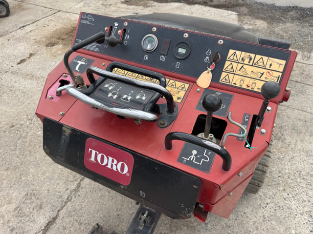 Image of Toro Dingo TX427 equipment image 3