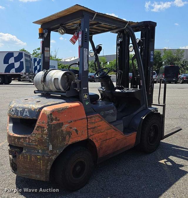 Image of Toyota 8FGU30 equipment image 4