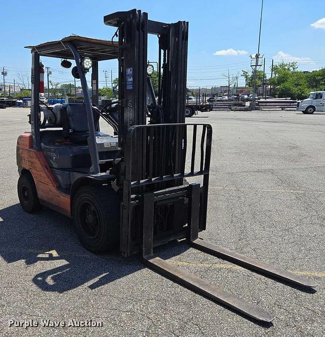 Image of Toyota 8FGU30 equipment image 2