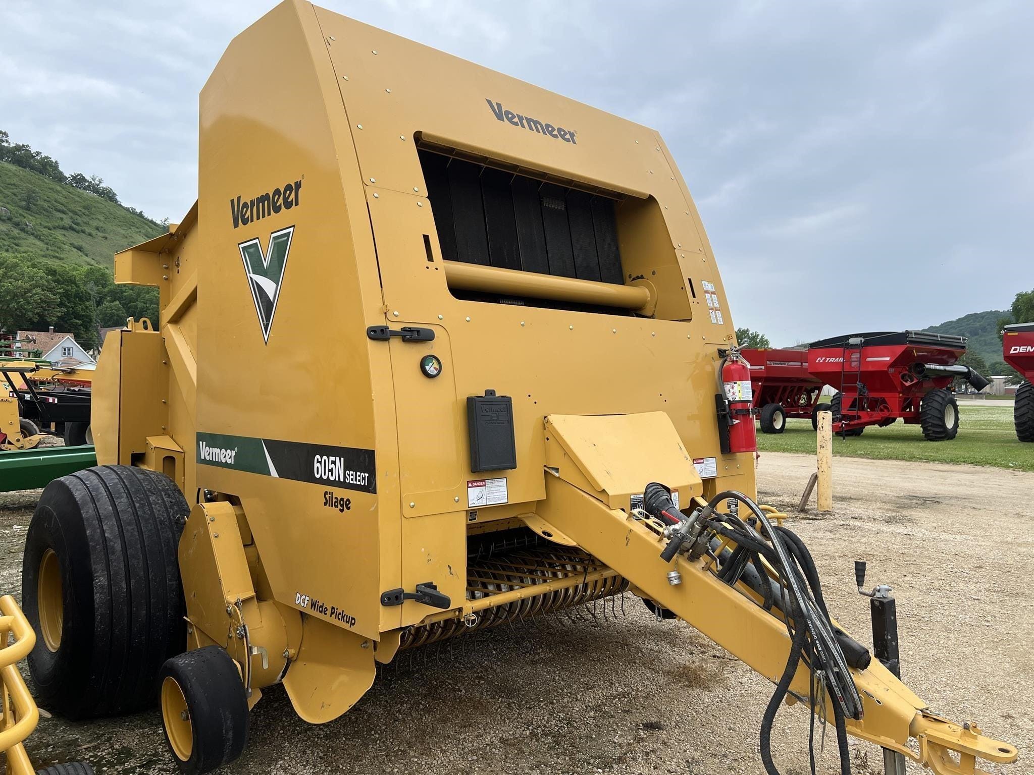 2019 Vermeer 605N Select Silage Equipment Image0