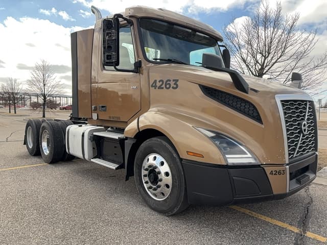 Image of Volvo VNL300 equipment image 2