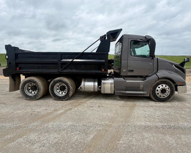 Image of Volvo VNL64300 equipment image 3