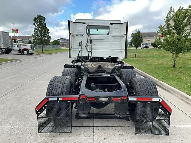 Image of Volvo VNL64T300 equipment image 4