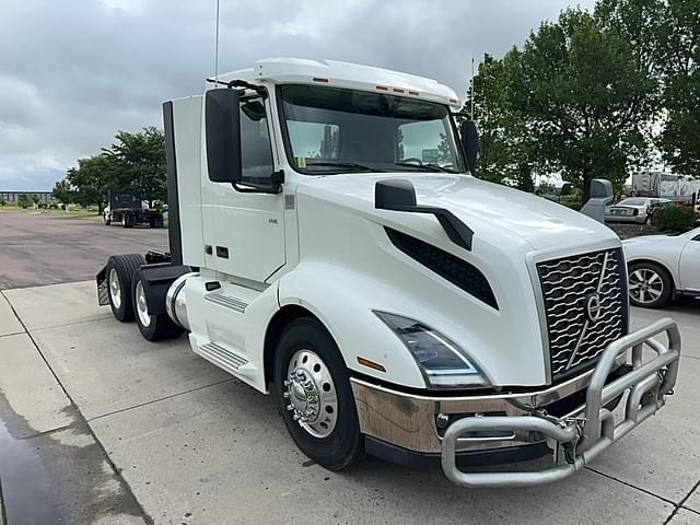 Image of Volvo VNL64T300 equipment image 2