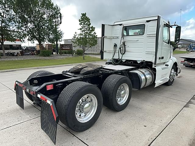 Image of Volvo VNL64T300 equipment image 3