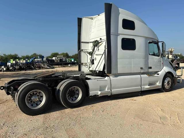 Image of Volvo VNL64T780 equipment image 3