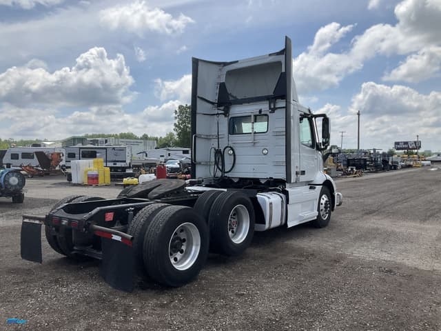 Image of Volvo VNR equipment image 4