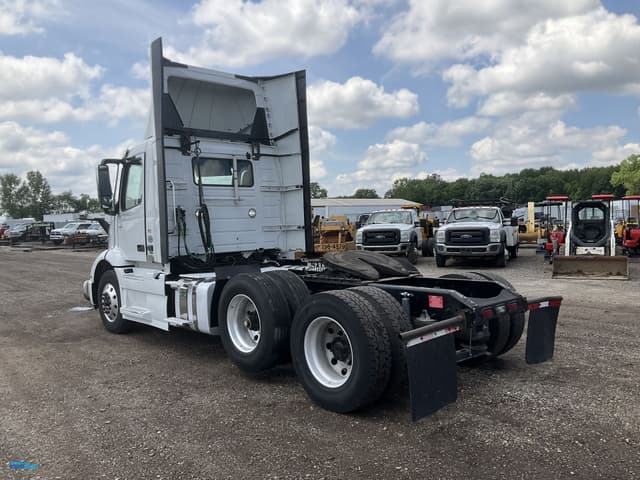 Image of Volvo VNR equipment image 2