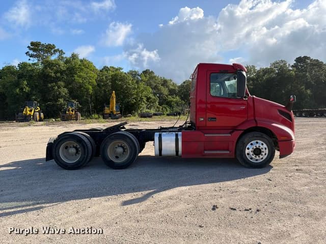 Image of Volvo VNR equipment image 3