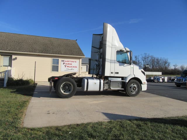 Image of Volvo VNR42T300 equipment image 3