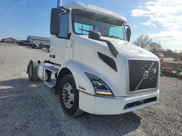 Image of Volvo VNR42T300 equipment image 2