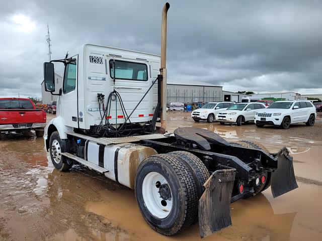 Image of Volvo VNR64T equipment image 4