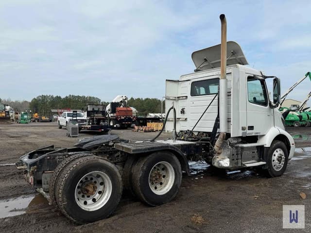 Image of Volvo VNR64T equipment image 3