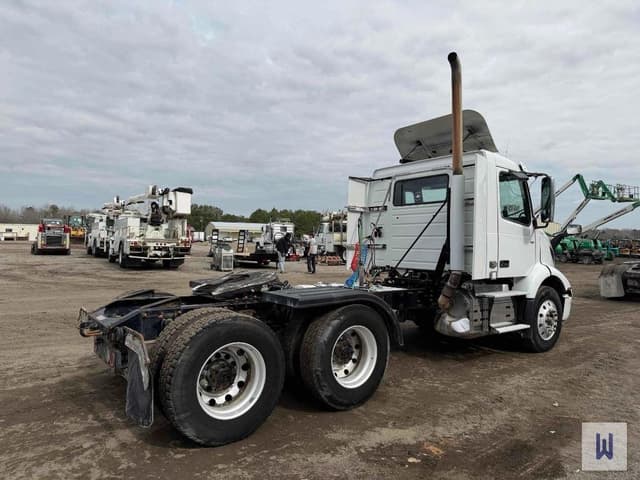 Image of Volvo VNR64T equipment image 3