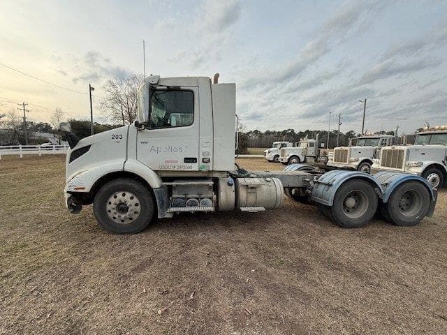 Image of Volvo VNR64T300 equipment image 1