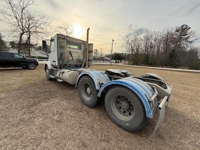 Image of Volvo VNR64T300 equipment image 2