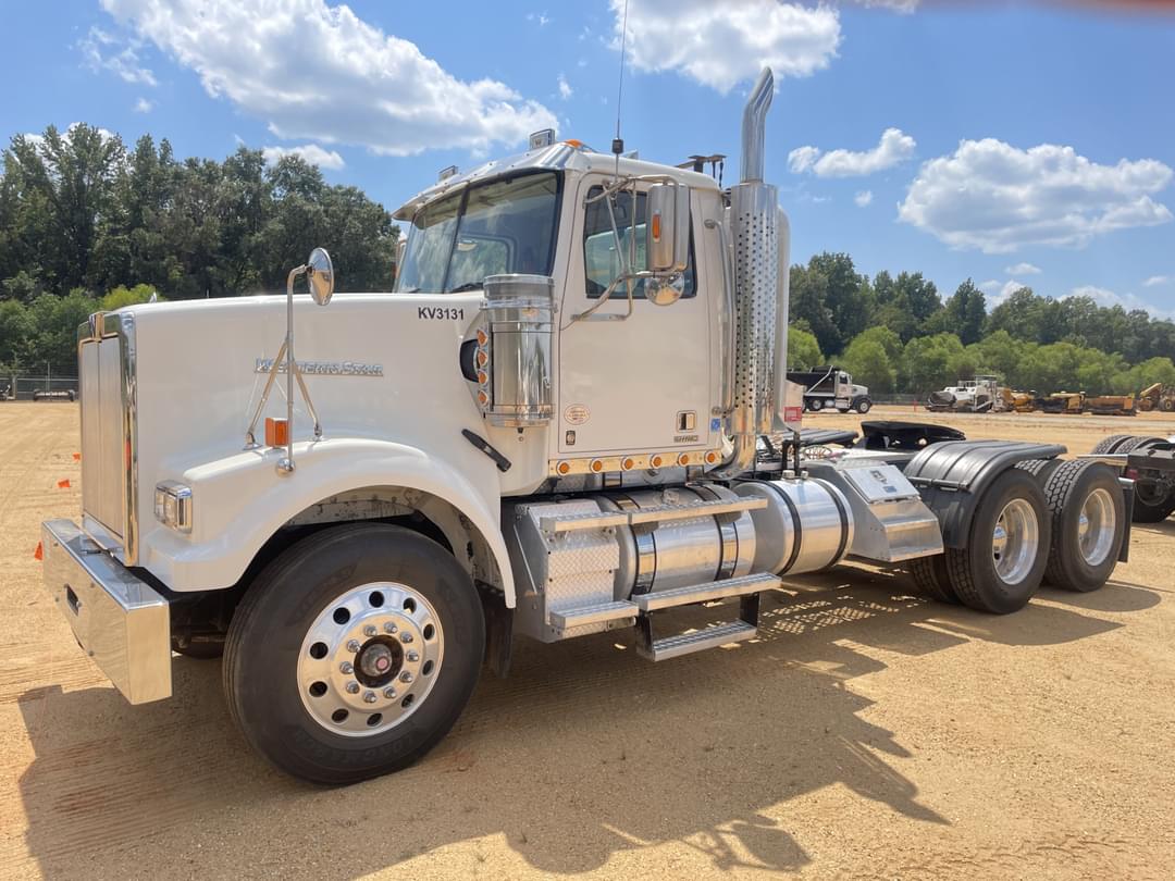 Image of Western Star W4900SF Primary image