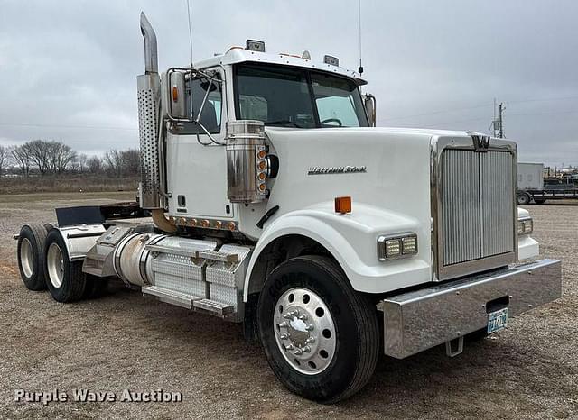 Image of Western Star W4900SF equipment image 2