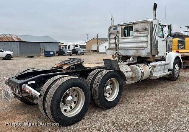 Image of Western Star W4900SF equipment image 4