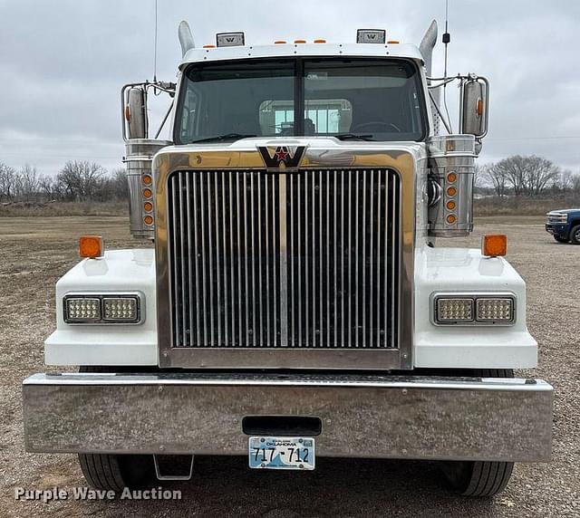 Image of Western Star W4900SF equipment image 1