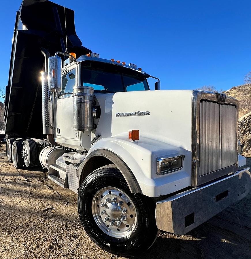 2019 Western Star W4900SB Equipment Image0