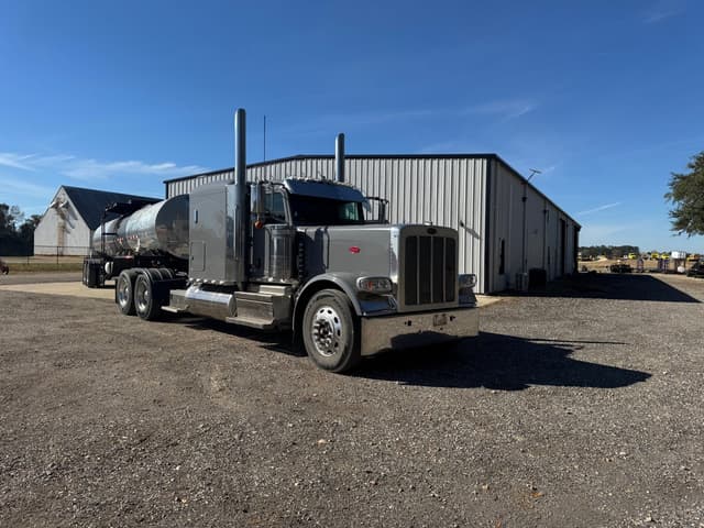 Image of Peterbilt 389 equipment image 1