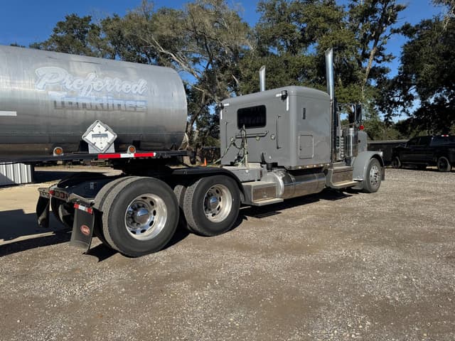 Image of Peterbilt 389 equipment image 3