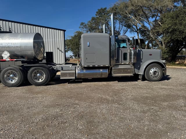 Image of Peterbilt 389 equipment image 2
