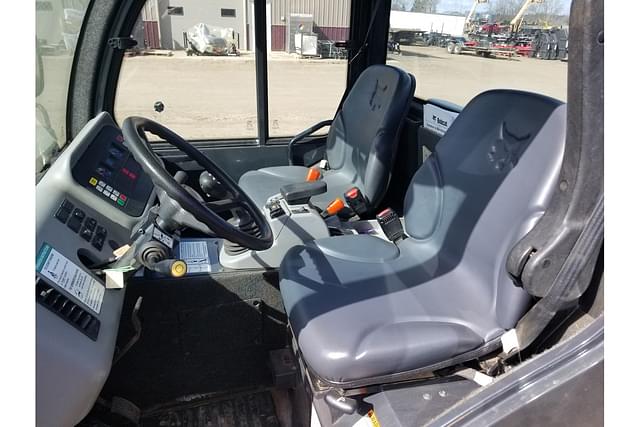 Image of Bobcat Toolcat 5610 equipment image 4