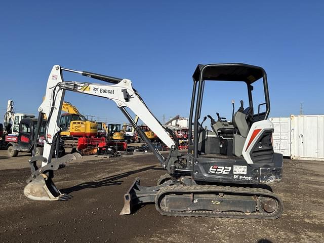 Image of Bobcat E32i equipment image 4
