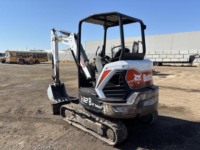 Image of Bobcat E32i equipment image 4