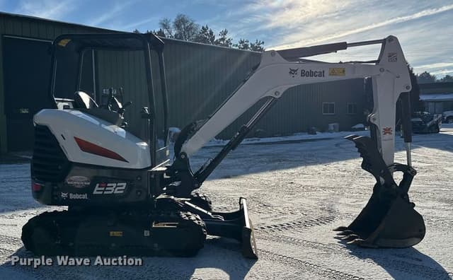 Image of Bobcat E32i equipment image 3
