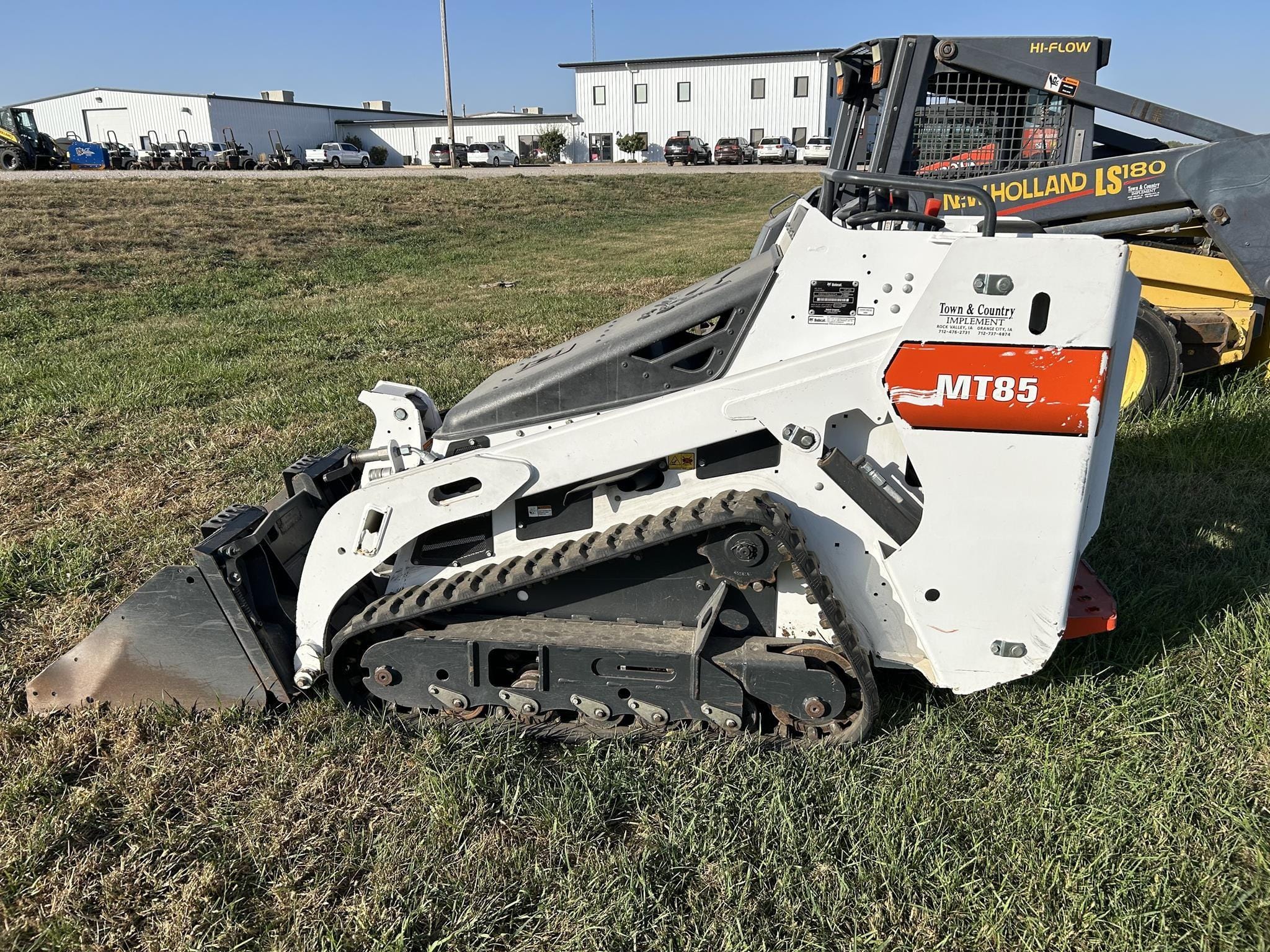2020 Bobcat MT85 Equipment Image0