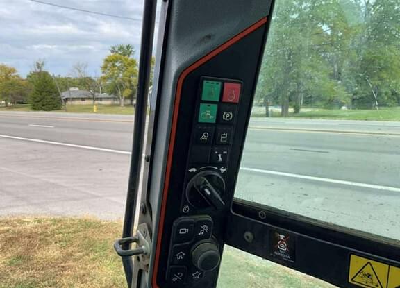 Image of Bobcat T66 equipment image 2