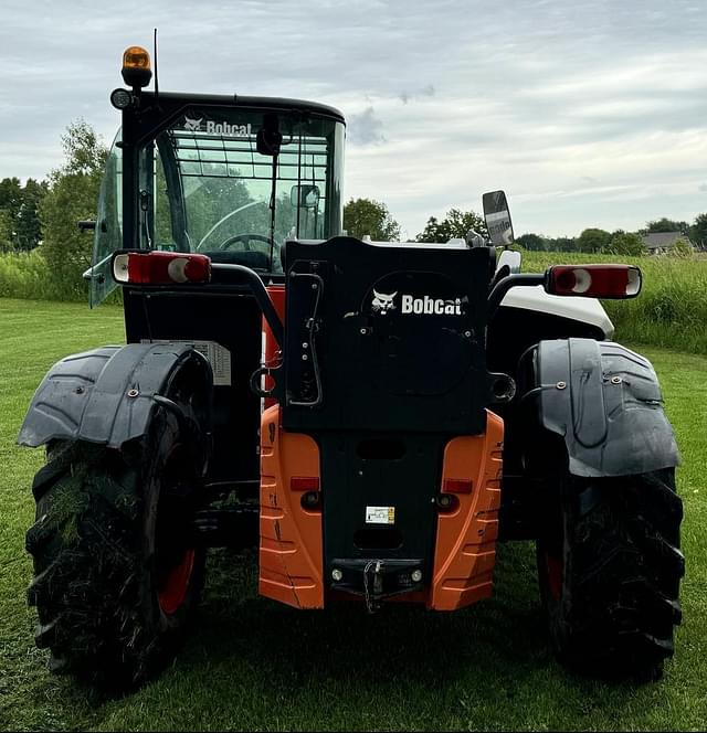 Image of Bobcat V723 equipment image 3