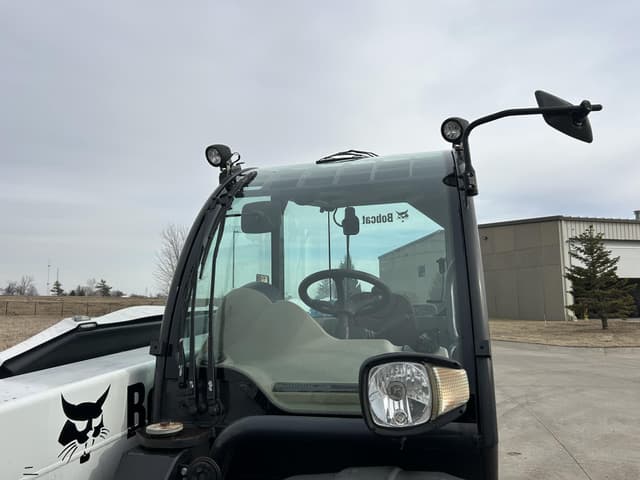 Image of Bobcat V723 equipment image 3