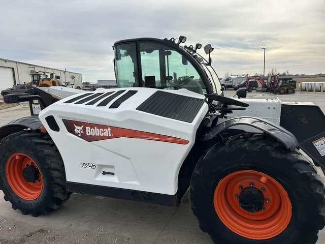 Image of Bobcat V723 equipment image 4