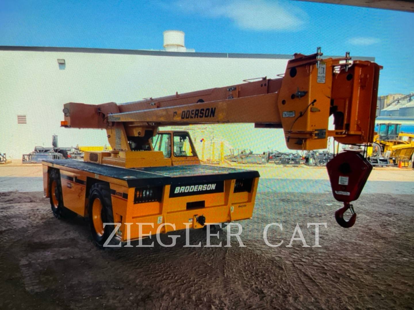 2020 Broderson IC200-3J Equipment Image0