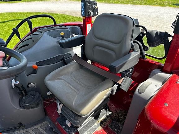 Image of Case IH Farmall 120C equipment image 3