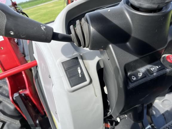 Image of Case IH Farmall 120C equipment image 3