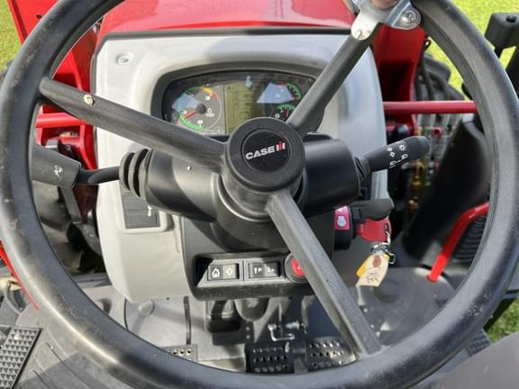 Image of Case IH Farmall 120C equipment image 1