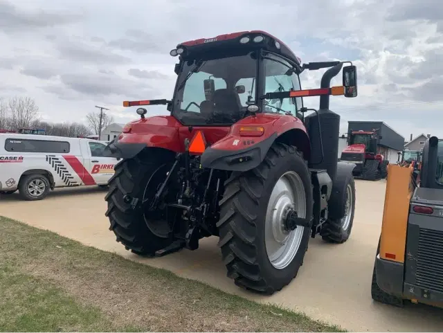 Image of Case IH Magnum 220 equipment image 2