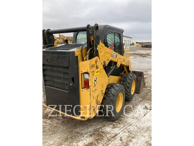 Image of Caterpillar 242D3 equipment image 2