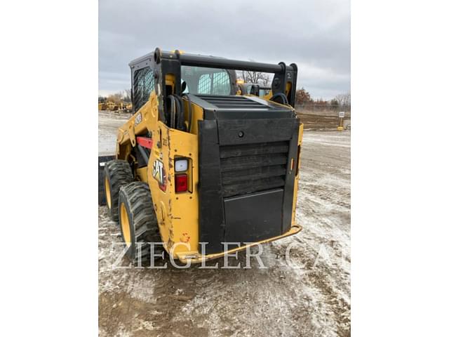 Image of Caterpillar 242D3 equipment image 3